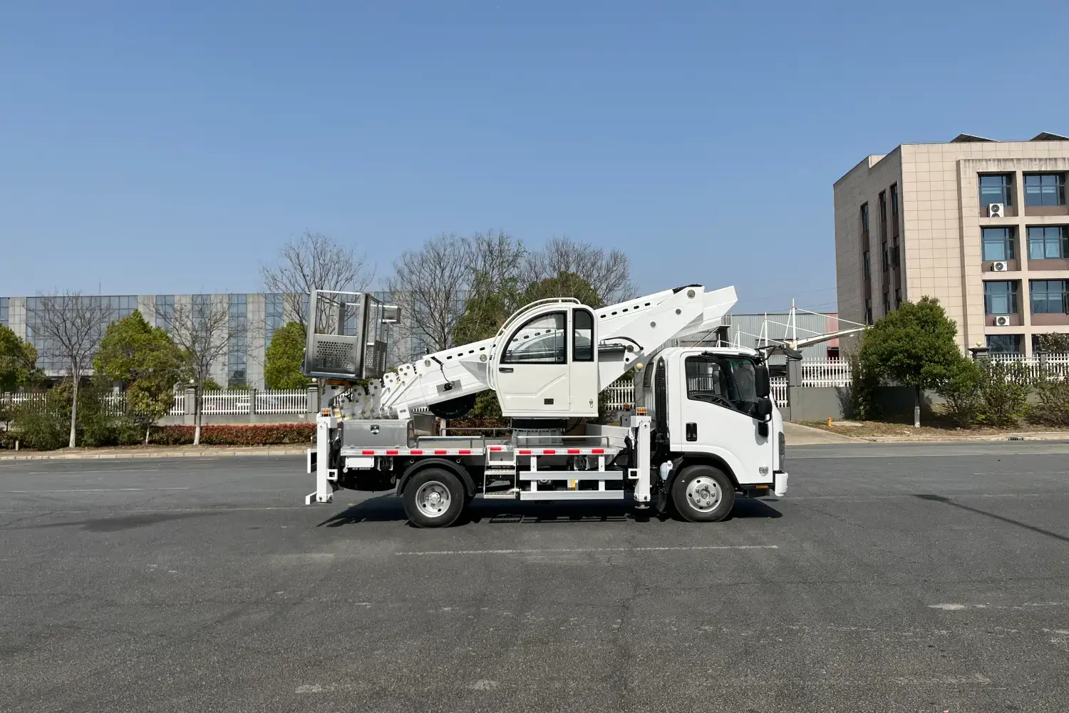 Isuzu KV100 32 meter straight arm telescopic aerial work platform 03 ISUZU KV100 32 meter straight arm telescopic aerial work platform - Image 1